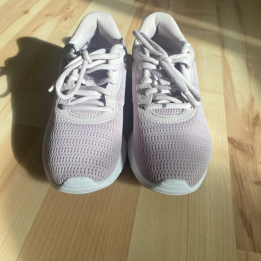 *SOLD* Women’s Nike Shoes (size 6) - Picture 2 of 6